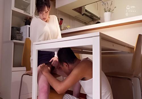 Bố chồng lén lút xem lồn nàng dâu ngay tại nhà