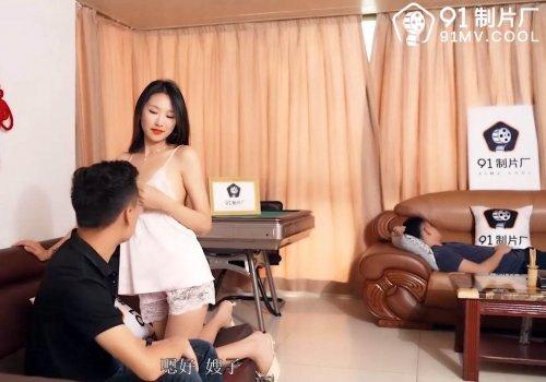Chồng yếu sinh lý cô vợ liền gạ cậu em lén lút đụ bướm