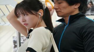 Em xinh đi học về bị quấy dối trên tàu điện