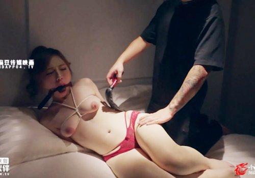 Cô nàng xinh đi đêm một mình bị cưỡng hiếp