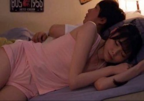 Ngủ chung cùng cô bạn thân diện đồ gợi cảm