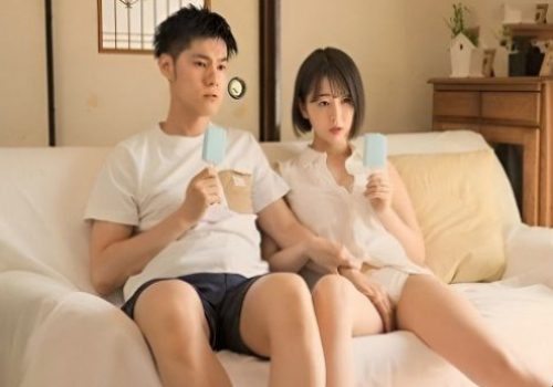 Cậu em lén lút nhìn anh trai và chị dâu địt nhau cực phê để học kỹ năng