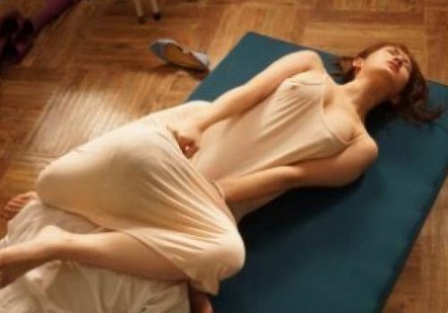 Cô giáo dáng cực phẩm khiến học sinh mê mẩn