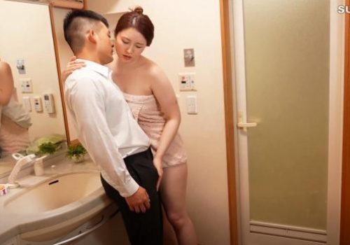 Mẹ bạn thân cực kỳ nóng bỏng khiến thanh niên phát cuồng