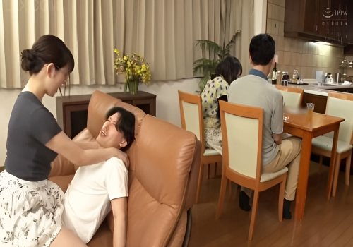 Chị gái lén lút địt em trai ngay phòng khách