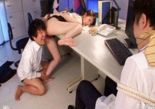 Chồng ngơ ngác khi bị giữ lại chứng kiến sếp cưỡng hiếp vợ