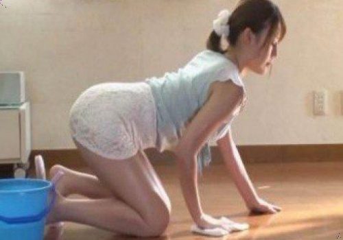 Cô em giúp việc nóng bỏng bị ông chủ cưỡng hiếp lúc lau nhà